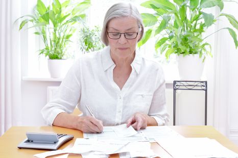 Foto: Frau bearbeitet Unterlagen